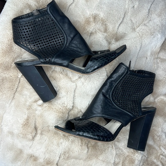 🛍️Dolce Vita Cage Perforated Leather Heel Sandal 10 black snakeskin detail - Picture 2 of 8